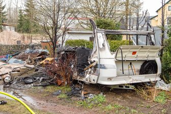 Niederdorf: Wohnanhänger brennt aus - Der Wohnanhänger brannte aus.