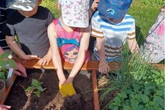 Niederdorfer Kita gewährt Einblicke - In der Kita Niederdorf beschäftigen sich die Kinder auch mit einem Hochbeet.
