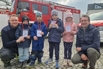 Niederfrohna führt Ersthelferpass für Kinder ein - Eric Peters von der Kinderfeuerwehr und Bürgermeister Jens Hinkelmann mit Kindern.