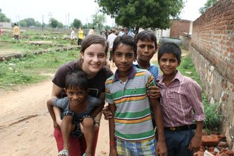 Niederfrohnaerin lernt in der Fremde - Lea Glauche aus Niederfrohna bei einem Arbeitseinsatz mit Schülern in der Nähe von Jaipur.