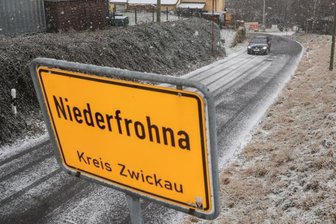 Niederfrohnas Holperpiste soll dieses Jahr saniert werden - Die Tauschaer Straße in Niederfrohna - im Bild der Abschnitt zwischen Ortsausgang von Niederfrohna und Buswendeschleife - soll in diesem Jahr erneuert werden. 