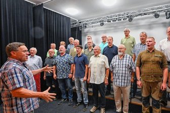 Niederfrohnas stimmgewaltiges Aushängeschild feiert Jubiläum - Der Männerchor Niederfrohna dieser Tage bei der Probe in der Begegnungsstätte "Lindenhof". Links vorn im Bild sorgt Chorleiter Thomas Richter dafür, dass die Stimmgewalt des seit 150 Jahren bestehenden Chores voll zu Geltung kommt. 