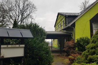 Niedergang eines Gaststättengebäudes in Oelsnitz: Zehn Scheiben an Vorwerk eingeschlagen - Unbekannte haben an der ehemaligen Gaststätte Vorwerk Scheiben eingeschlagen.