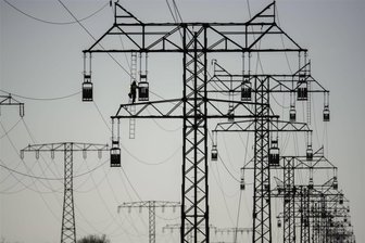 Niederlage für Bürgerinitiative Tauscha: Stromtrasse darf trotz Widerstands gebaut werden - Stromleitungen wie diese 110-kV-Leitung bei Rostock-Güstrow sollen auch zwischen Chemnitz und Mittelsachsen errichtet werden. Der Bau ist nötig, um etwa den Strom von Windkraftanlagen ins Netz einspeisen zu können.