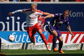 Niederlage für den FCE: Veilchen verlieren 0:1 gegen Halle - Die Veilchen haben in Halle eine 0:1-Niederlage einstecken müssen. Sören Bertram vom Halleschen FC traf aus dem Gewühl heraus. (Im Bild mit Adam Susac vom FCE)