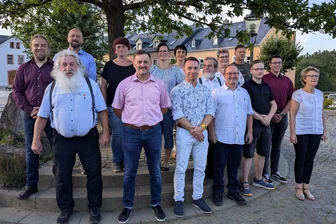 Niederlage für neues Bündnis und die AfD in Stadt im Erzgebirge - Elterleins Bürgermeisterin Annette Ficker (rechts/Wählervereinigung „Gemeinsam für die Stadt Elterlein“ – WV) mit dem neuen Stadtrat. Dem gehören an (v. l. n. r.): Enrico Friedel (WV), Frank von Jagemann (WV), Marcel Wienhold (WV), Mandy Uhlig (WV), Alexander Bonitz (CDU), Carina Büddicker (AfD), Anne Baumann (CDU), Uwe Gahlert (AfD), Joachim Hadlich (AfD), Sandra Sywall (Bündnis Elterlein), Hans-Jürgen Wolf (Bündnis Elterlein), Jörg Seidel (CDU) Florian May (Bündnis Elterlein) und Nico-Emanuel Lahl (Bündnis Elterlein).