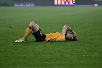 Niederlage gegen Kaiserslautern: Dynamo Dresden steigt in die 3. Liga ab - Dresdens Julius Kade liegt nach dem Abstieg auf dem Rasen.