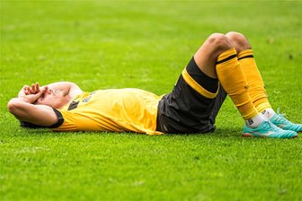 Niederlage gegen Saarbrücken könnte Dynamo-Trainer Anfang den Job kosten - Verloren: Dynamo-Verteidiger Claudio Kammerknecht liegt enttäuscht am Boden.