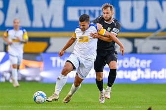 Niederlage in Jena: Sturm des Chemnitzer FC bleibt ein laues Lüftchen - Viel Arbeit für die Chemnitzer Defensive um Jan Koch (rechts, hier gegen Cemal Sezer) gegen Tabellenführer Carl Zeiss Jena. Koch musste nach einer reichlichen halben Stunde verletzt ausgewechselt werden.