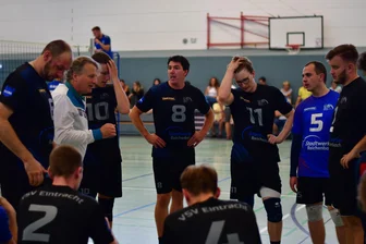 Niederlage kostet Tabellenführung: Sachsenklasse-Volleyballer des VSV Eintracht Reichenbach jetzt fünf Punkte von der Spitze weg - VSV-Coach Stefan Tiede (Zweiter von links) gibt seiner Mannschaft Anweisungen während einer Auszeit.