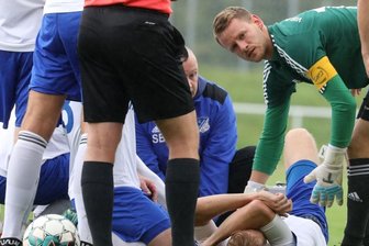 Niederlage mit Schrecksekunde - Ein banger Blick des neuen Glauchauer Kapitäns Dominik Reissig, der sich um seinen verletzten Mannschaftsgefährten Tobias Dreiucker sorgt.