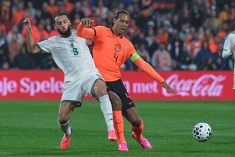 Niederlande patzen bei WM-Härtetest gegen Algerien - Zähes Ringen: Die Niederlande um Kapitän Virgil van Dijk (re., hier gegen Amine Gouiri) tat sich gegen Algerien schwer.