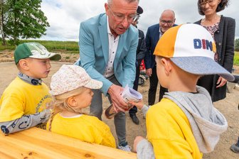 Niederlauterstein: Grundstein für neues Feuerwehrgerätehaus gelegt - Kinder der Kita Kinderland füllen mit Oberbürgermeister André Heinrich eine Zeitkapsel.