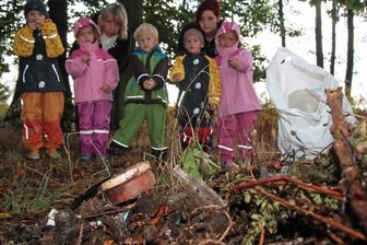Niederlauterstein: Müll im Wald verdirbt Kindern den Spaß an ihrem Spielplatz - Die Leiterin der Kindertagesstätte in Niederlauterstein, Ina Magener (links), und Elternvertreterin Nicole Rach mit einigen Kindern der Tagesstätte. Direkt am Rand des Trampelpfades liegt jede Menge Müll. Das Herumtollen beim Waldtag ist vorerst gestrichen.