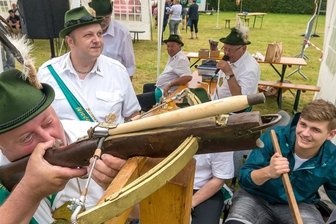 Niederlautersteiner genießen Beisammensein bei Vogelschießen - Der bis dato amtierende Niederlautersteiner Schützenkönig Thomas Wohlgemuth eröffnete am Sonntagnachmittag mit seinem Schuss den diesjährigen Wettbewerb. 