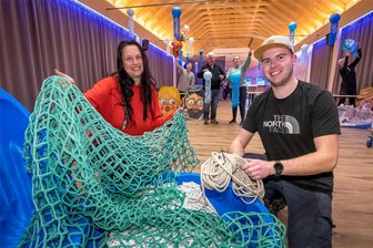 Niederlautersteiner Narren tauchen ab - Mitglieder des Carnevalsvereins (vorn v. l. Claudia Nitzke und Jonas Völckel) dekorieren den Saal maritim.