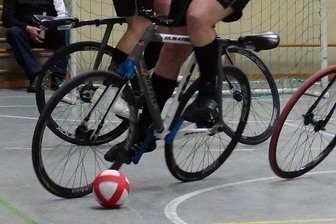Niederlautersteiner Radball-Oldies glänzen wie in ihren glorreichen Zeiten - Die Tore- und Punktejagd der Radballer hat wieder begonnen.