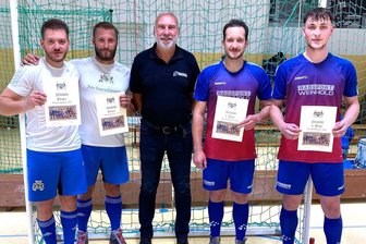 Niederlautersteiner Radballer gewinnen Weinholdpokal - Hendrik Neubert und Paul Simon erhielten von Stefan Weinhold den Siegerpokal, da sie im Finale Lucas Neubert und Tobias Buschbeck (von links) besiegten.