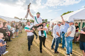 Niederlautersteiner Schützenfest: Nach 20 Jahren plötzlich König - Der frisch gebackene Niederlautersteiner Schützenkönig Jörg Fritzsch wird von seinem Vorgänger Sepp Meyer (l.) und Robert Weiß (r.) auf Schultern ins Festzelt getragen.