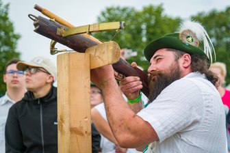 Niederlautersteiner Schützenkönig verrät: „Habe zwei Meter daneben gezielt“ - Punkt 20 Uhr holte Daniel Wohlgemuth das letzte Stück des hölzernen Vogels vom Mast.