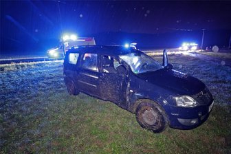 Niederlungwitz: Dacia bringt Telefonmast zu Fall - Beifahrer verletzt - 7000 Euro betrug nach Angaben der Polizei der bei dem Unfall entstandene Sachschaden.