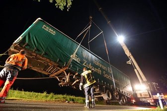 Niederlungwitz: Vollsperrung der S245 nach LKW-Unfall - Zur Bergung des Anhängers kam ein Kran zum Einsatz.