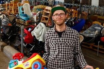 Niederlungwitzer Diakonie hofft weiter auf Möbel-Spenden - Tommy Kotzur im Möbellager in Niederlungwitz, das sich deutlich geleert hat. 