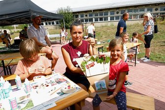 Niederlungwitzer Kulturmacher haben noch viel vor - Gustav Winkler, Lydia Kielmann und Emilia Hoyer (v.l.) am Sonntag beim „Ohne Zucker-Tüten-Fest“.