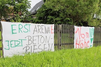 Niedermülsener wollen keine 16 Meter hohen Wohnhäuser im Dorf - Mit diesen und weiteren Bannern an Gartenzäunen machen Niedermülsener Einwohner klar, dass sie nicht wollen, dass 16 Meter hohe Wohnhäuser im Dorf gebaut werden. 