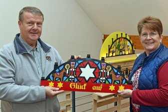 Niedersachsen lieben Schwibbögen aus dem Erzgebirge - Heike und Wolfgang Lorentz aus Niedersachsen präsentieren 87 Schwibbögen im Oederaner Museum.