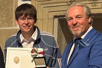 Niedersächsische Stadt zeichnet Jakob Springfeld mit 3000 Euro Preisgeld aus - Jakob Springfeld (links) aus Zwickau erhielt die Julius-Rodenberg-Medaille.