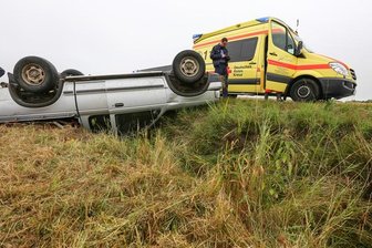 Niederschöna: Ford überschlägt sich auf B 173 - 