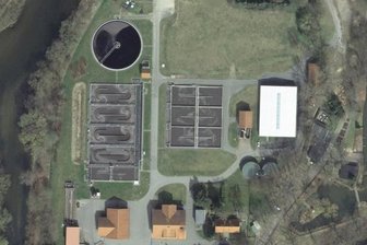 Niederschlagsgebühr in Frankenberg vorerst vom Tisch - Wie hier im Falle der Kläranlage Frankenberg wurden im Auftrag des Wasserzweckverbandes ZWA per Flugzeug von allen Grundstücken Luftaufnahmen gemacht, um die versiegelten Flächen genau berechnen zu können. Doch die Splittung in Abwasser- und Niederschlagsgebühr ist vorerst vom Tisch.