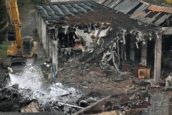 Niederschmiedeberg: Feuerwehr löscht weitere Glutnester nach Großbrand - Die Niederschmiedeberger Wehr rückte am Freitag wieder aus, nachdem die Kriminalpolizei sie angefordert hatte. Die Beamten wollten sich Zugang zu einer der Hallen verschaffen, um ihre Ermittlungen mit Spürhunden fortsetzen zu können. Dabei stießen sie auf eines der Glutnester.