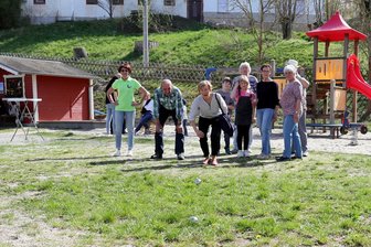 Niedersteinbach im Rampenlicht: MDR-Sendung „Unser Dorf hat Wochenende“ wird ausgestrahlt - Jung und Alt aus Niedersteinbach spielen gemeinsam Boule. Das Dorfleben ist am 21. April im Fernsehen zu sehen.