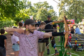 Niedersteinbach: Schützenfest mit Party und Freibier - Die Schützengilde Niedersteinbach (hier beim Schulfest in Penig) sucht am 25. und 26. Mai Schützenkönig und -königin.
