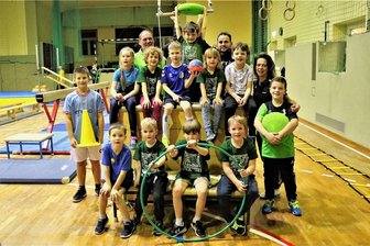 Niederwiesa: Auf sportlichen Parcours zum Schokoladen-Weihnachtsmann - Die Weihnachtsfeier des Handball-Nachwuchses des SV Grün-Weiß Niederwiesa hatte Simone Sättler-Gruhle (2. v. r.) organisiert.