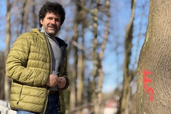 Niederwiesa: Bei Gefahr im Verzug können Bäume sofort gefällt werden - Bürgermeister Raik Schubert neben einem der verkehrsgefährdenden Bäume in Niederwiesa.