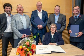 Niederwiesa feiert wieder Neujahrsempfang und zeichnet engagierte Bürger aus - Bürgermeister Raik Schubert und die Geehrten Günter Schindler, Ralf Péus, Gunhild Nitzsche, Frank Heinitz, Matthias Miesel (v.l.).