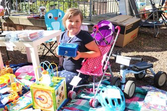 Niederwiesa: Kirchweihfest wird zum Volksfest - Zum Flohmarkt rund um die Kirche hatte auch Emma Raschke mit ihrer Mutter einen Stand aufgebaut.