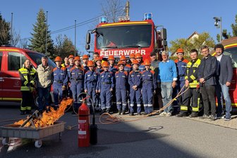 Niederwiesa: Lions Flöha- Augustusburg spenden Jugendfeuerwehr Übungsgeräte - Die Jugendfeuerwehr Niederwiesa mit Lionsfreunden und Bürgermeister.
