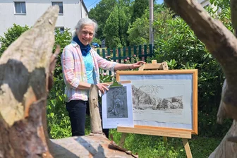 Niederwiesa: Mit Schatzkarte auf der Suche nach dem Pferdekopfbaum - Kathi Schmidt-Stagge mit einer Zeichnung und einer Radierung. Foto: Claudia Dohle
