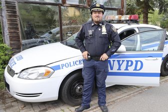 Niederwiesa: US-Police-Fan lebt seinen Kindheitstraum - Kevin Futterleib vor seinem Chevrolet Impala Police-Car in Original-Polizeiuniform.