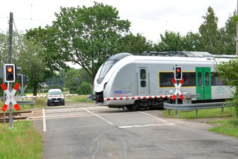 Niederwiesa: Zug mit unbekanntem Gegenstand beworfen - Ein Zug der Mitteldeutschen Regiobahn ist mit einem Gegenstand beworfen worden.