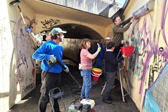 Niederwiesaer legen sich ins Zeug: Schmierereien im Tunnel werden „weggeschrubbt“ - Mit Hochdruckreiniger, Spachteln und Bürsten ging es bei der Reinigungsaktion der Bürgerinitiative Niederwiesa zur Sache.