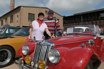 Niederwürschnitz: 7. Oldtimertreffen an der Alten Ziegelei - Frank und Hella Müller aus Brünlos waren mit ihrem MG TF Baujahr 1953 beim Oldtimertreffen dabei.