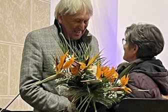 Niederwürschnitz ehrt mit Professor Eberhard Görner erstmals einen verdienten Mann des Ortes - Am Samstag – und für ihn völlig überraschend – ehrte die Gemeinde Professor Eberhard Görner, den renommierten Autor, Dramaturg und Sohn des Ortes. Im Bild gratuliert ihm Gemeinderätin Carola Mittag.