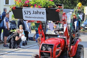 Niederwürschnitz zeigt laut und bunt, was es zu bieten hat - Insgesamt knapp 40 Bilder - zum Teil bestehend aus mehreren Fahrzeugen -  hatte der Festumzug anlässlich  "575 Jahre Niederwürschnitz"zu bieten. 