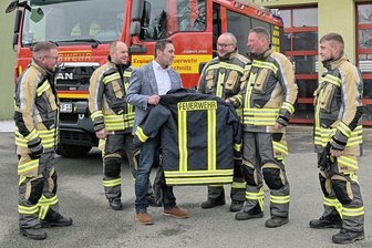 Niederwürschnitzer Feuerwehr wird für 48.500 Euro neu eingekleidet - Die Kameraden der Freiwilligen Feuerwehr Niederwürschnitz haben neue Schutzkleidung bekommen (im Foto von links: Tino Vogel, Thomas Wiese, Bürgermeister Matthias Anton, Jan Birkner, Wehrleiter Sascha Siebert und Rick Heidrich. 