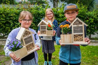 Niederwürschnitzer Grundschüler werkeln und pflanzen zum Wohl der Insekten - Die Schüler Mia Pirstadt (v.l.), Hannah Vogel und Hannes Wagner zeigen stolz Insektenhotels.
